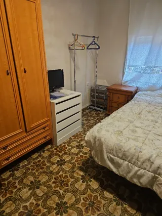 Se alquila cuarto para chica sola