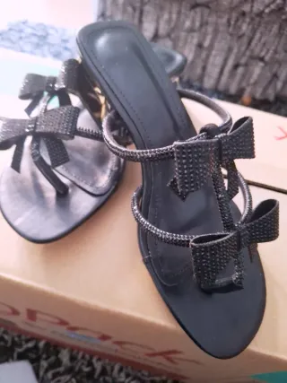 Sandalias negras con lazo y brillantes