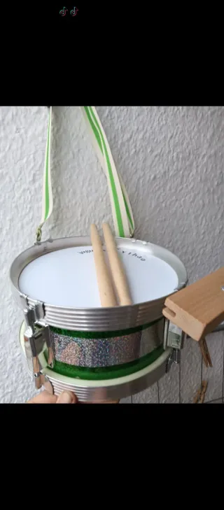 Tambor infantil con baquetas completo