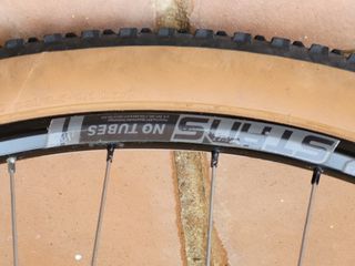 DT Swiss 240S Stans Notubes ZTR 27.5 y nucleo LEER