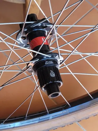 DT Swiss 240S Stans Notubes ZTR 27.5 y nucleo LEER