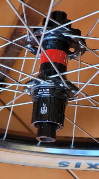 DT Swiss 240S Stans Notubes ZTR 27.5 y nucleo LEER