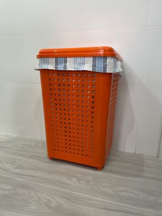 Cesto naranja para ropa o juguetes