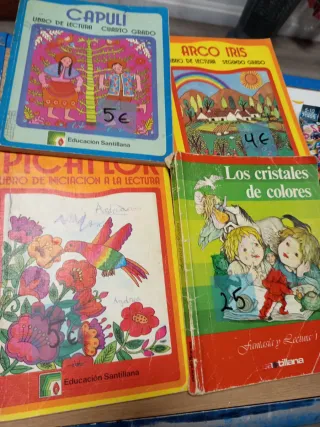 Libros de lectura, cristales de colores, capulí...
