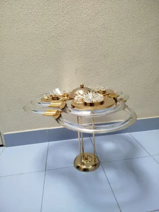 Lampada a sospensione dorata e trasparente