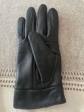 Guantes negros con pompón gris