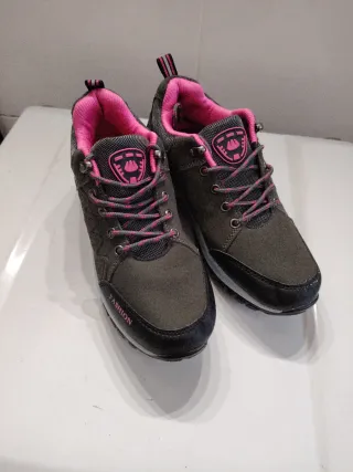 Zapatillas deportivas grises y rosas