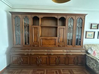 Mueble de madera con vitrinas