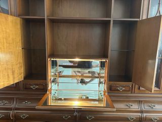 Mueble de madera con vitrinas