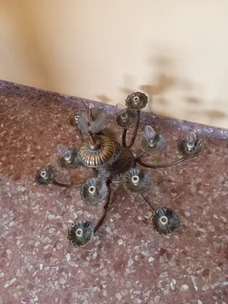 Lámpara de techo dorada y transparente