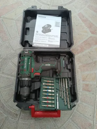 Aparafusadora Parkside 20V com acessórios