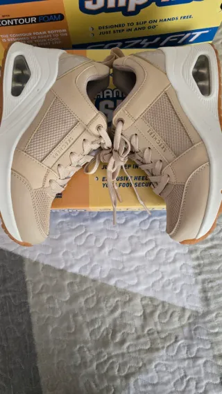 Zapatillas Skechers Beige y Blancas