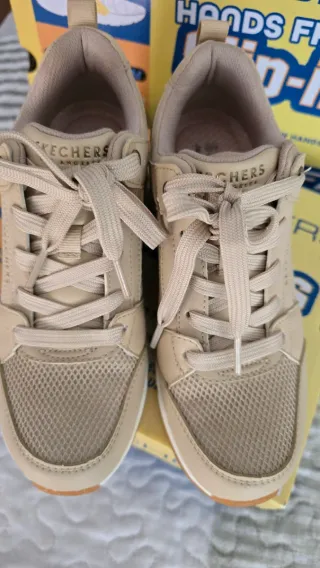 Zapatillas Skechers Beige y Blancas