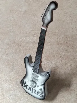 Guitarra Decorativa Beatles 24cm