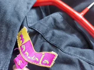 Camisa negra vintage con bordados florales