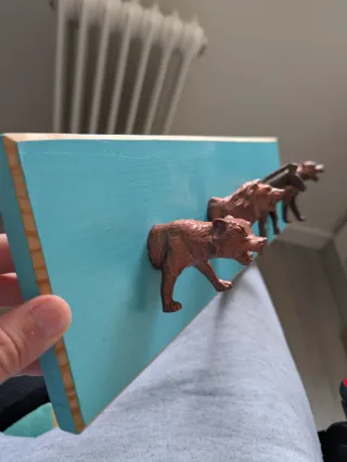 Perchero de pared con animales