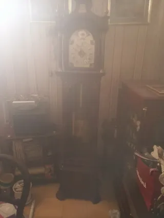 Reloj de pie antiguo de madera y metal