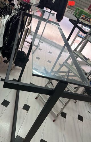 Percheros metálicos con superficie de cristal