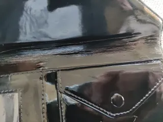 Pochette Marc Jacobs nera con polsino rosa