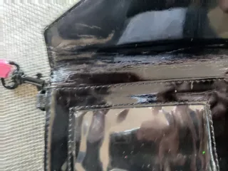 Pochette Marc Jacobs nera con polsino rosa