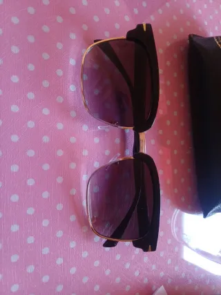 Gafas de sol negras y doradas con funda