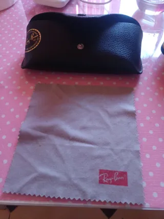 Gafas de sol negras y doradas con funda