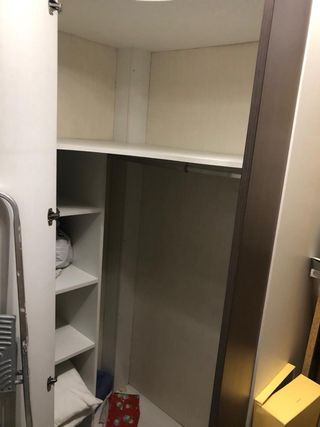 Armario de esquina madera marrón y blanco