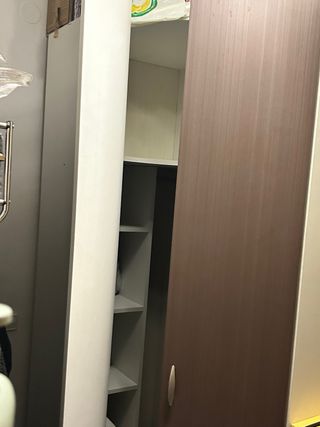 Armario de esquina madera marrón y blanco