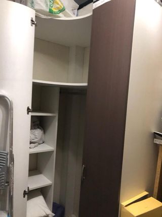 Armario de esquina madera marrón y blanco