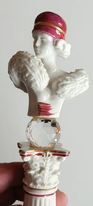 Figura cerámica Dama con cristal