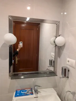 Espejo de baño plateado y blanco