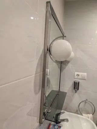 Espejo de baño plateado y blanco