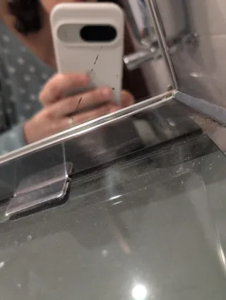 Espejo de baño plateado y blanco