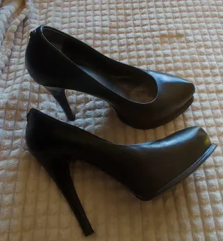 Zapatos de tacón aguja marca  GUESS Talla 38