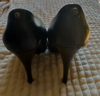 Zapatos de tacón aguja marca  GUESS Talla 38