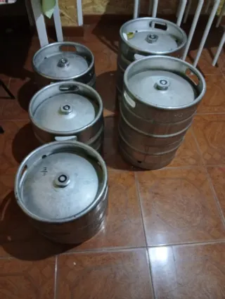 Barriles de cerveza metálicos