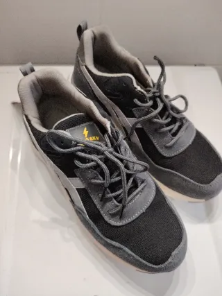 Zapatillas deportivas negras y grises