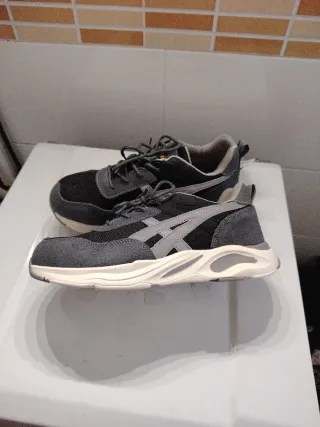 Zapatillas deportivas negras y grises