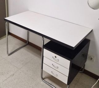 Mesa de escritorio moderna