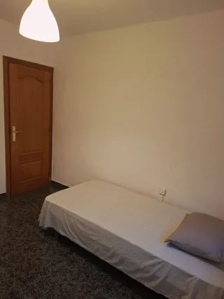 Se alquila habitación doble en Sant joan despí