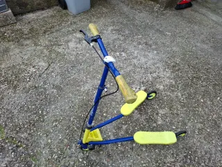 Patinete de 3 ruedas azul y amarillo