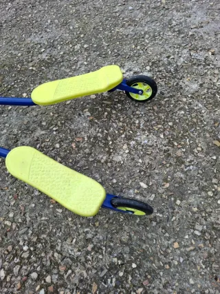 Patinete de 3 ruedas azul y amarillo