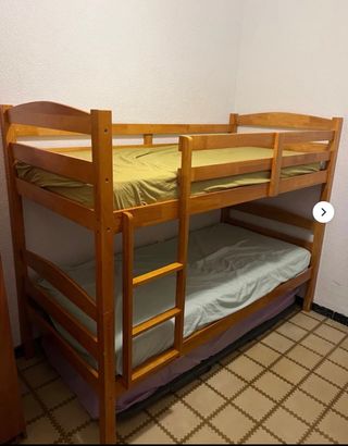 Litera de madera color miel