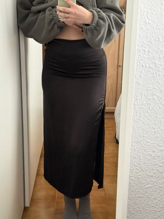 Falda larga satén negra con abertura