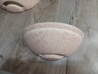 Dos apliques de pared beige y rosa