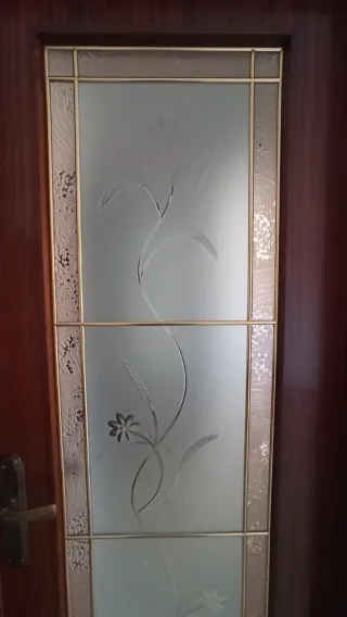 Puerta madera con cristal decorado
