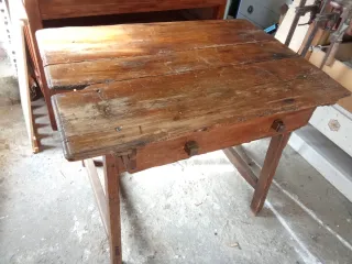Mesa antigua de madera restaurada