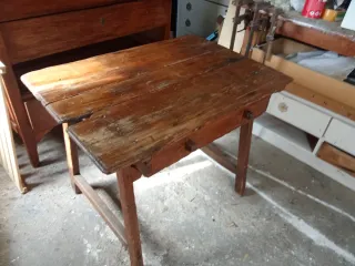 Mesa antigua de madera restaurada