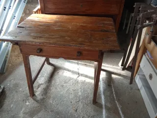 Mesa antigua de madera restaurada