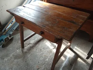 Mesa antigua de madera restaurada